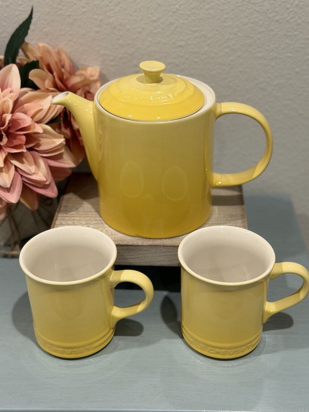 Le Creuset Grand Teapot 1.3L - Camomille Yellow & 2 Vancouver 400ml Mugs